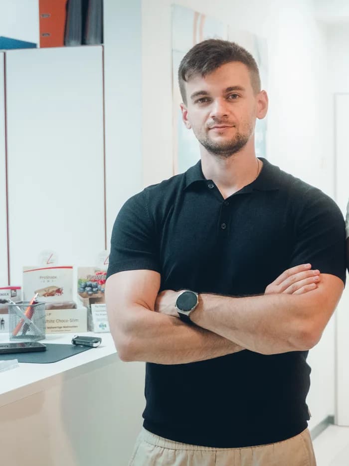 Daniel Kremer, Gründer von LocalDominance, mit verschränkten Armen in der Praxis eines Kunden