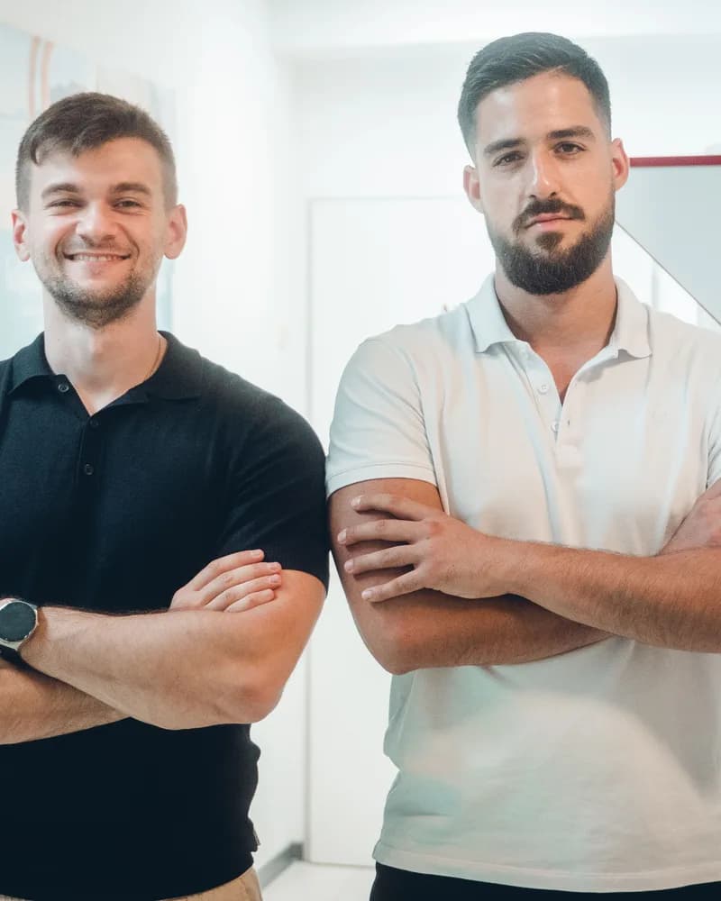 Daniel Kremer und Semi Kochta bei einer Arbeitssession vor Ort in der Praxis eines Kunden